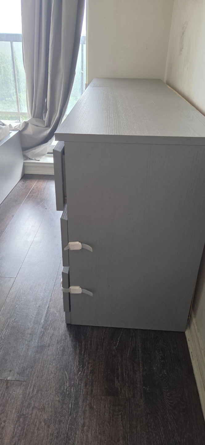 Chest of drawers / Dresser