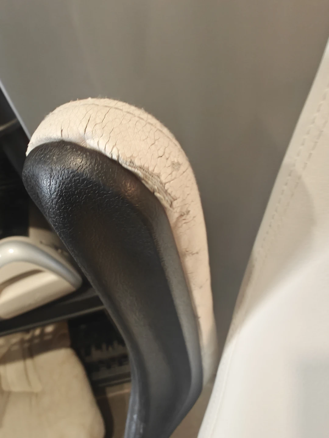 White Office Chair with Flip-Up Armrests - photo 4