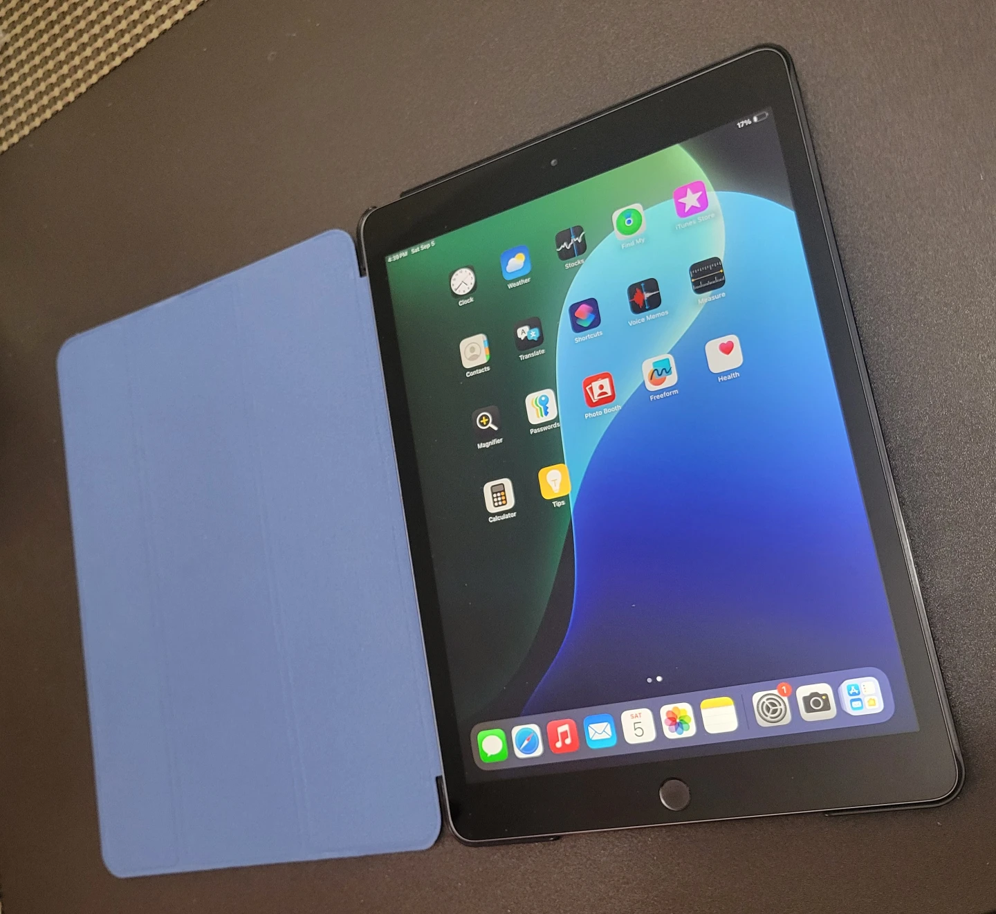 Apple iPad 7th Gen 32GB Cellular - Excellent w/ Charger & Case