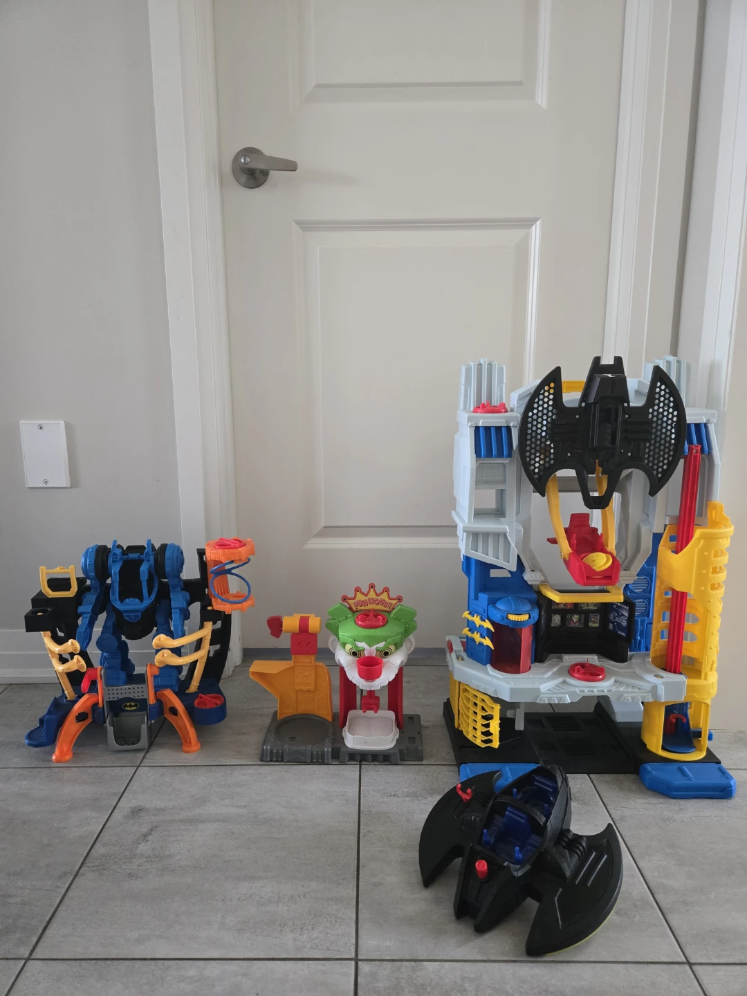 Batman playsets comes with figures