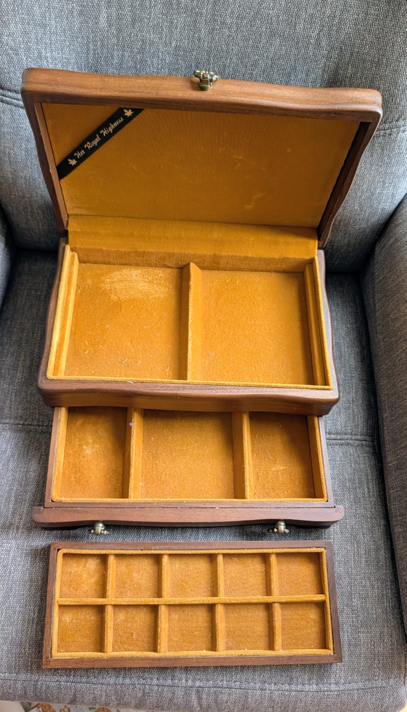 Her Royal Highness Vintage Wooden Jewelry Box - photo 5