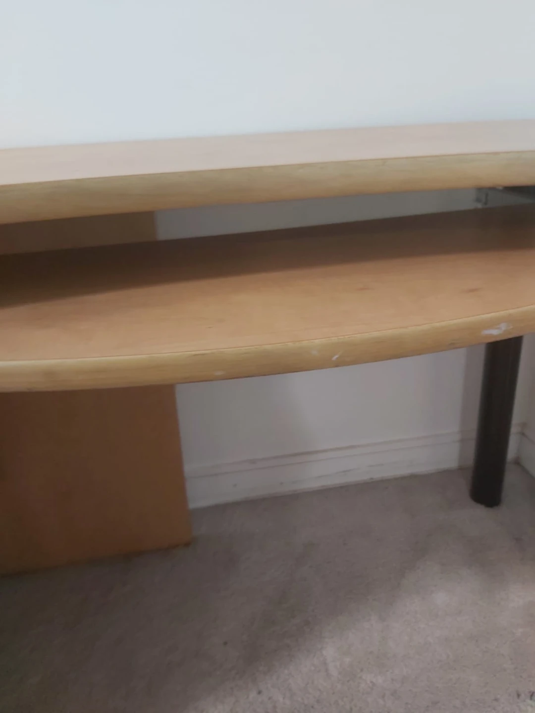 Desk - photo 3
