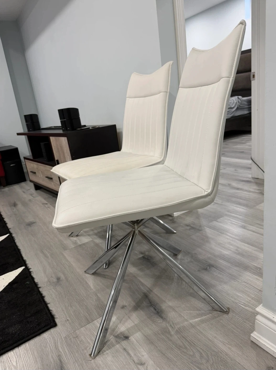 Set of 2 white modern dining chairs - photo 3