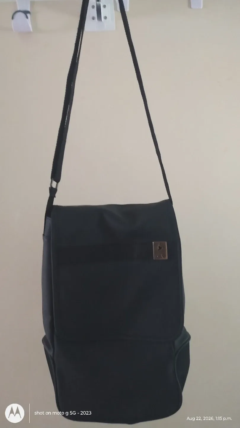 🏈 Johnnie Walker Black Messenger Bag