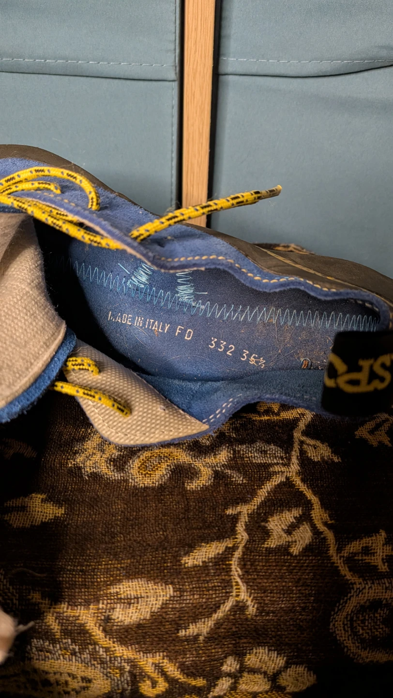La Sportiva Climbing Shoes size 35.5 - photo 3
