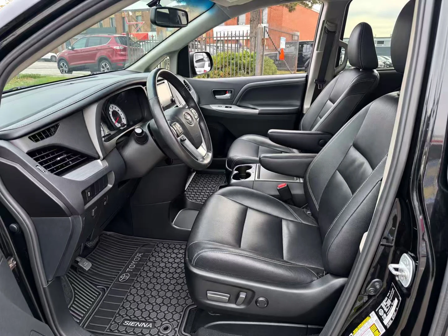 2017 Toyota Sienna SE - photo 5