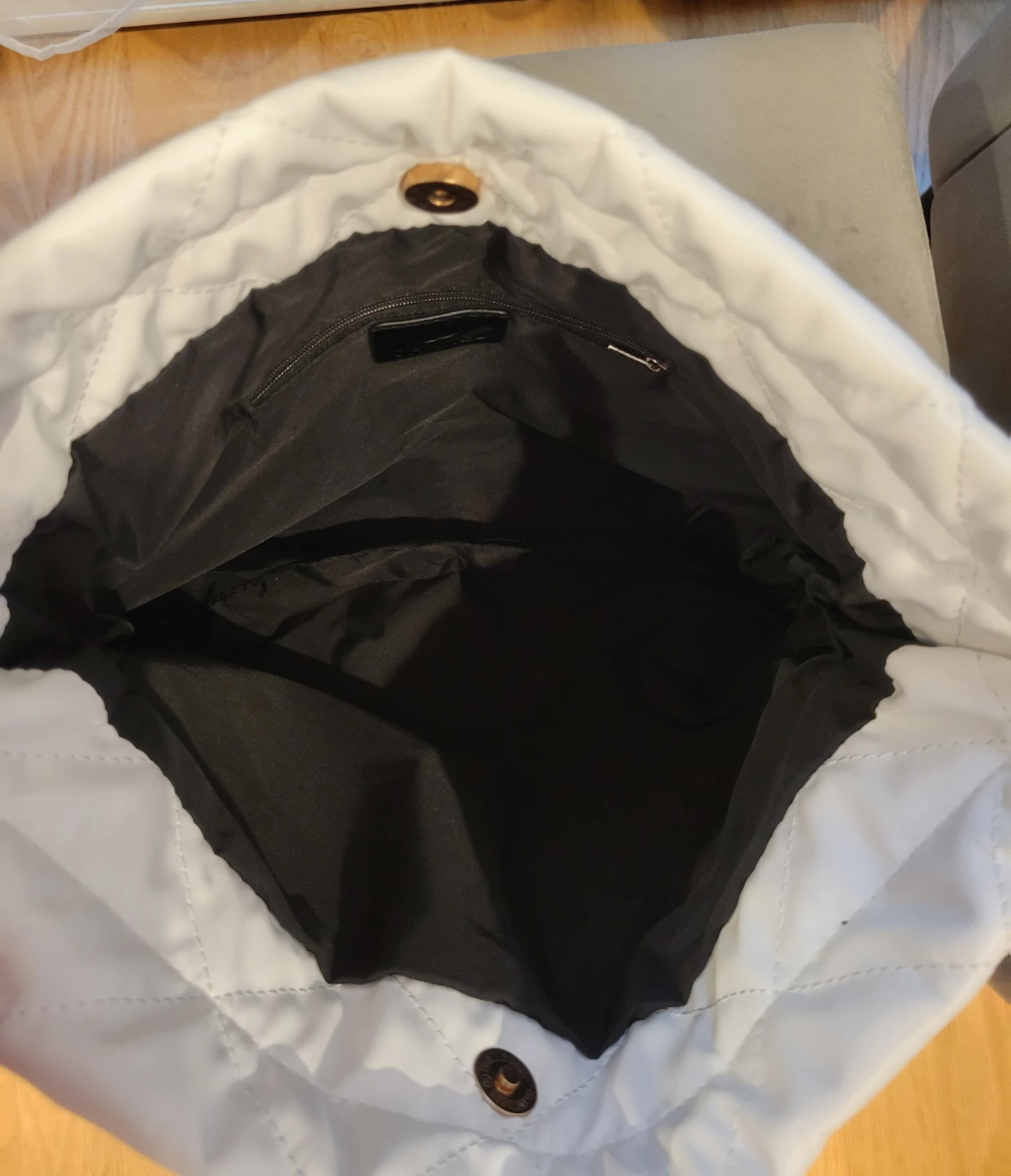 Chanel White Quilted Drawstring Shoulder Bag - photo 2