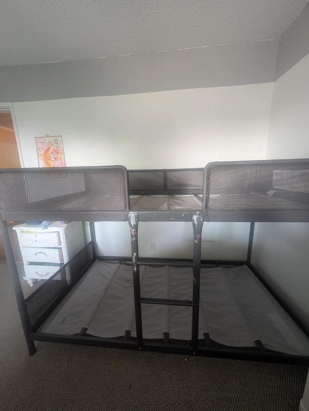 I'm selling a bunk bed.