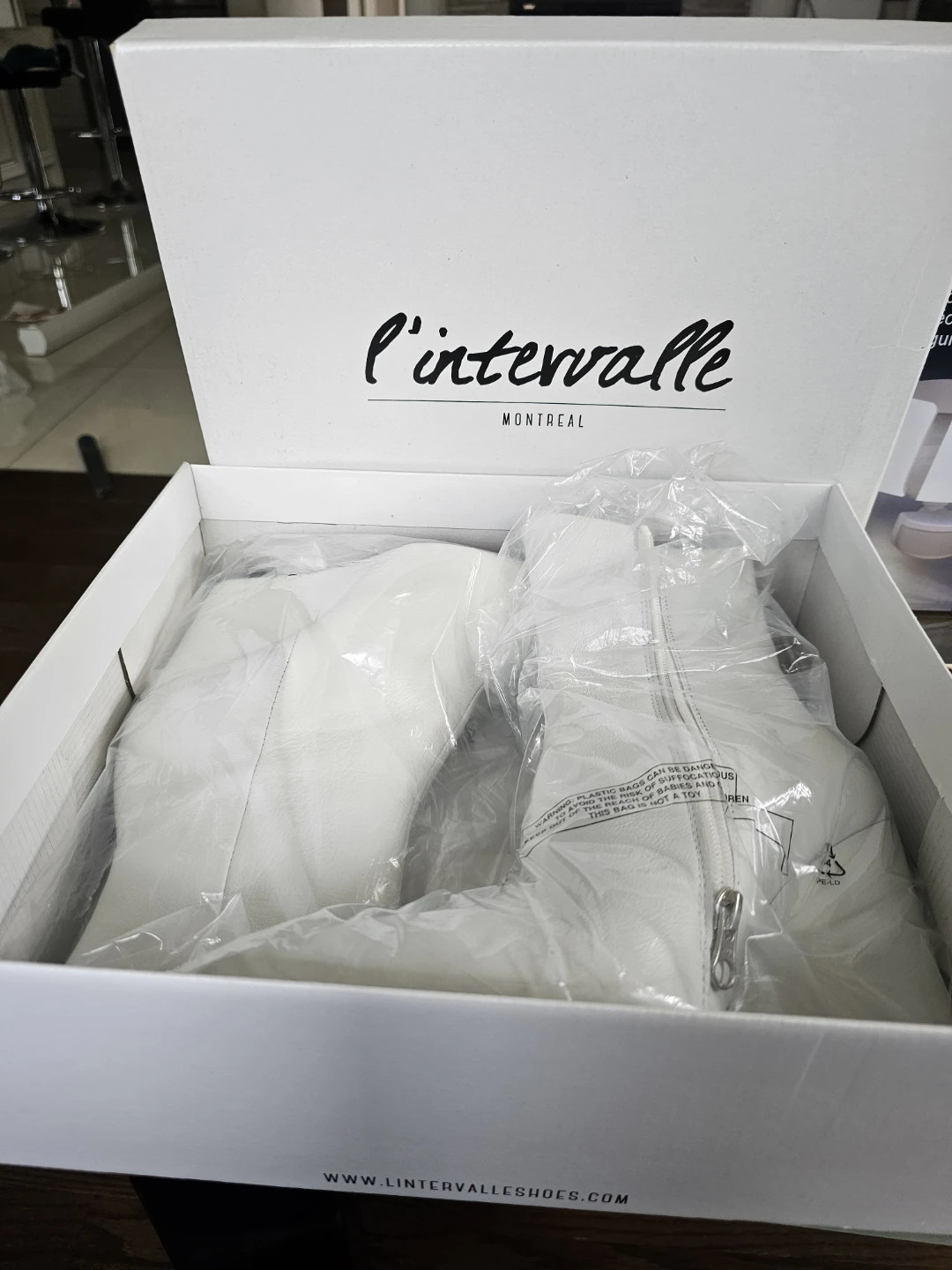 Bran new boots L'Intervalle