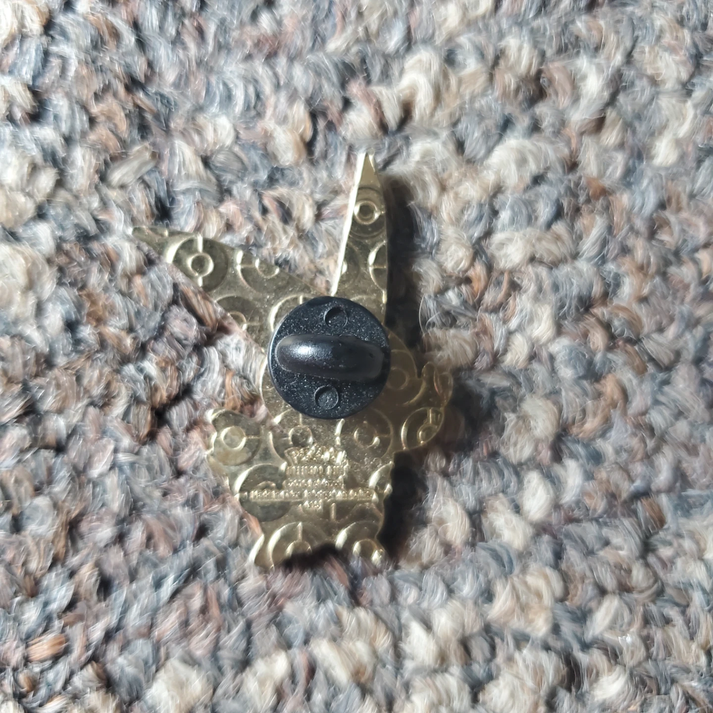 Victini Pokémon Enamel Pin - photo 2