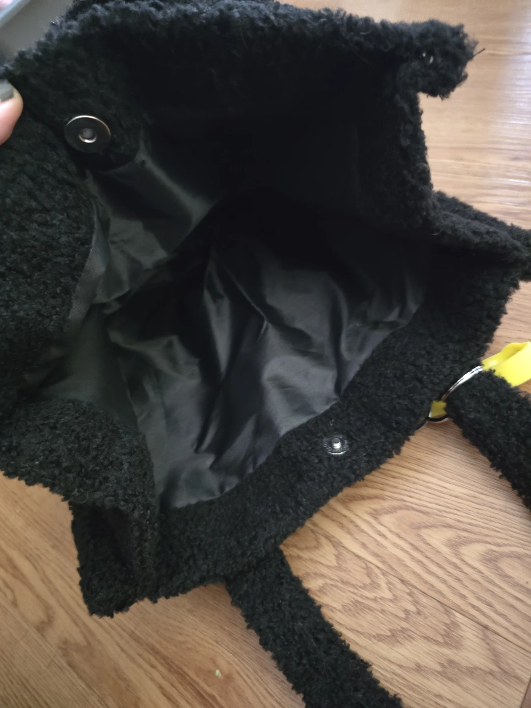 Black fuzzy tote bag with charm - photo 2