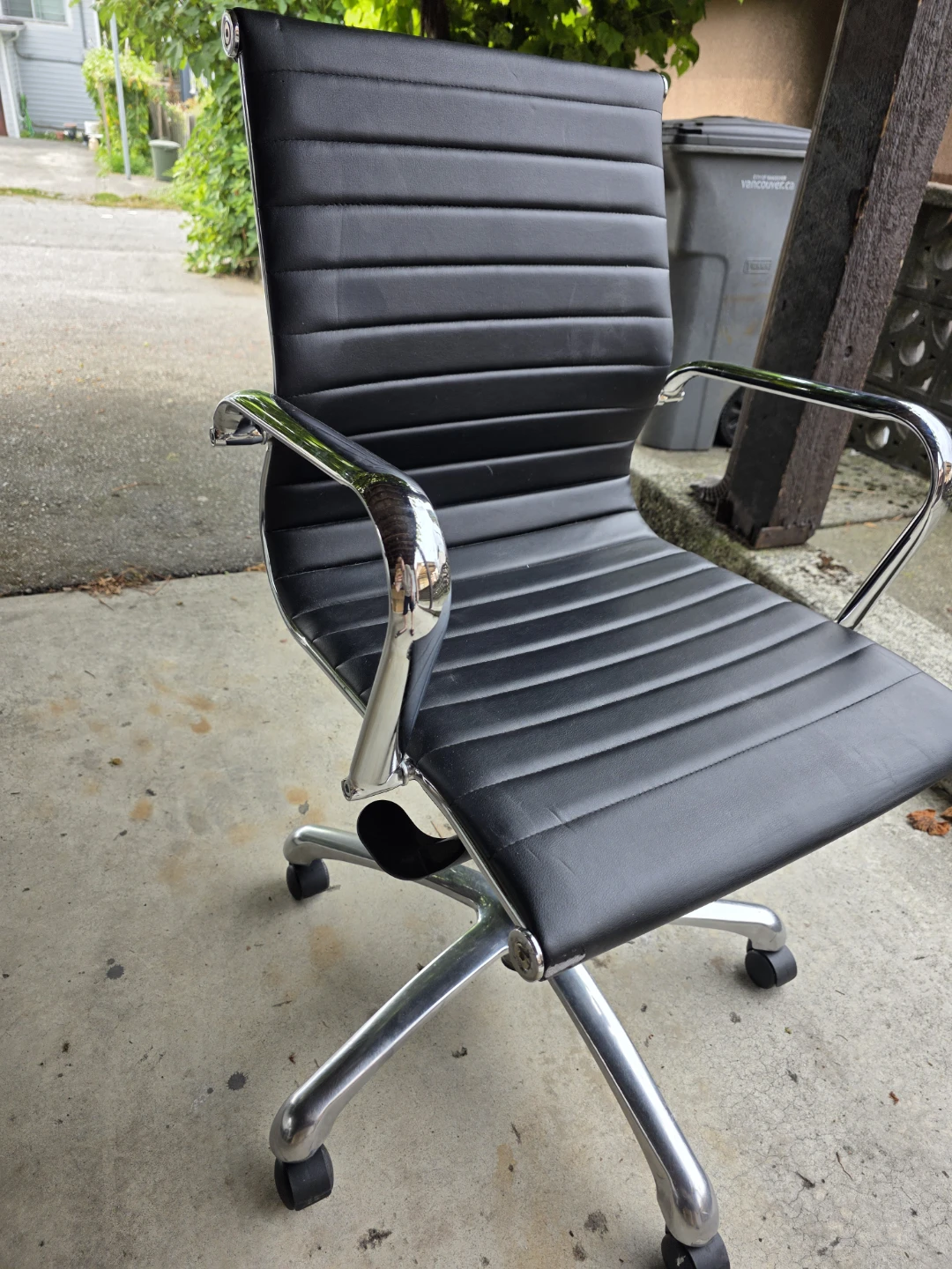 Black ribbed office chair