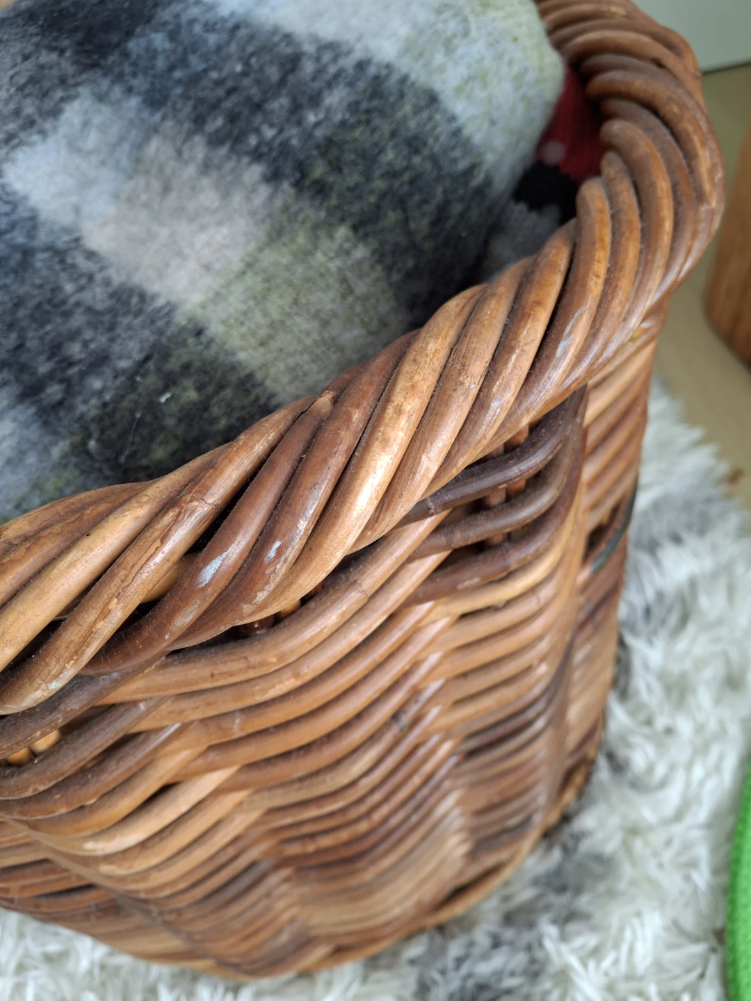 Large round wicker storage basket - photo 3