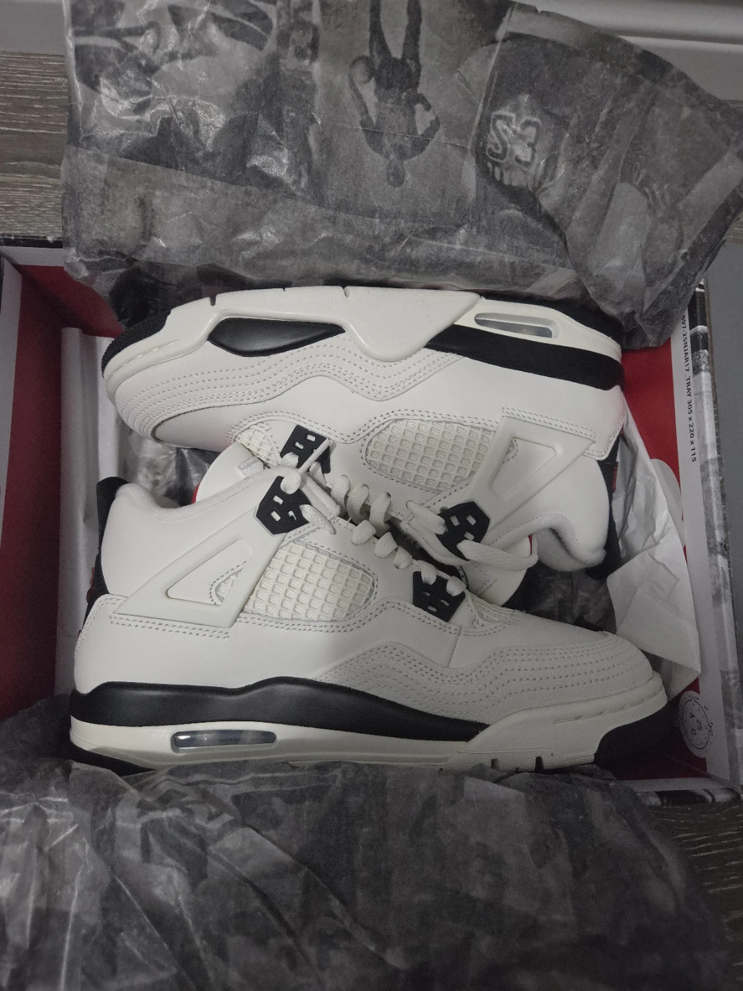 Air Jordan 4 Retro OG  - size 7Y