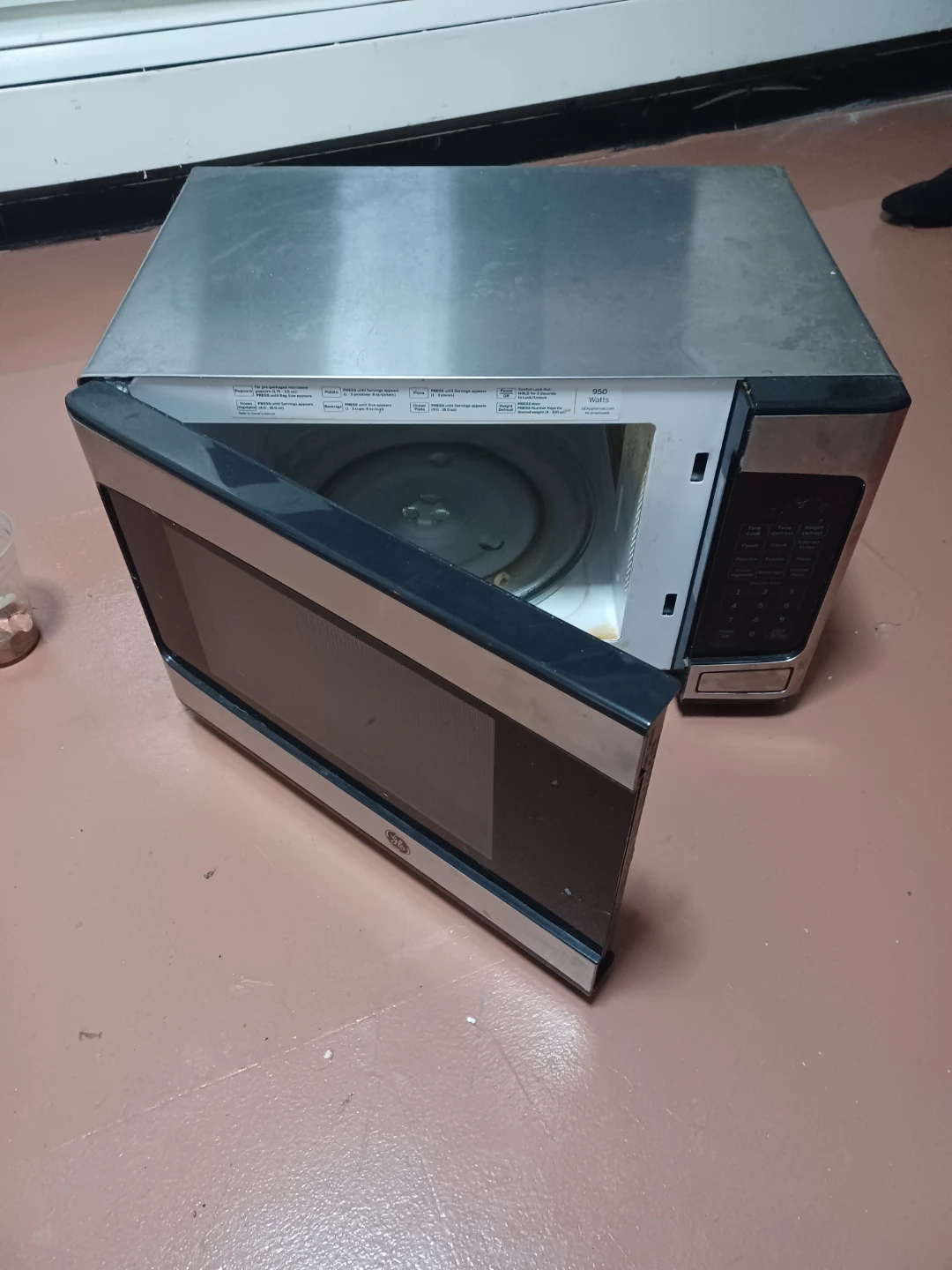 GE 950 Watt Countertop Microwave - photo 2