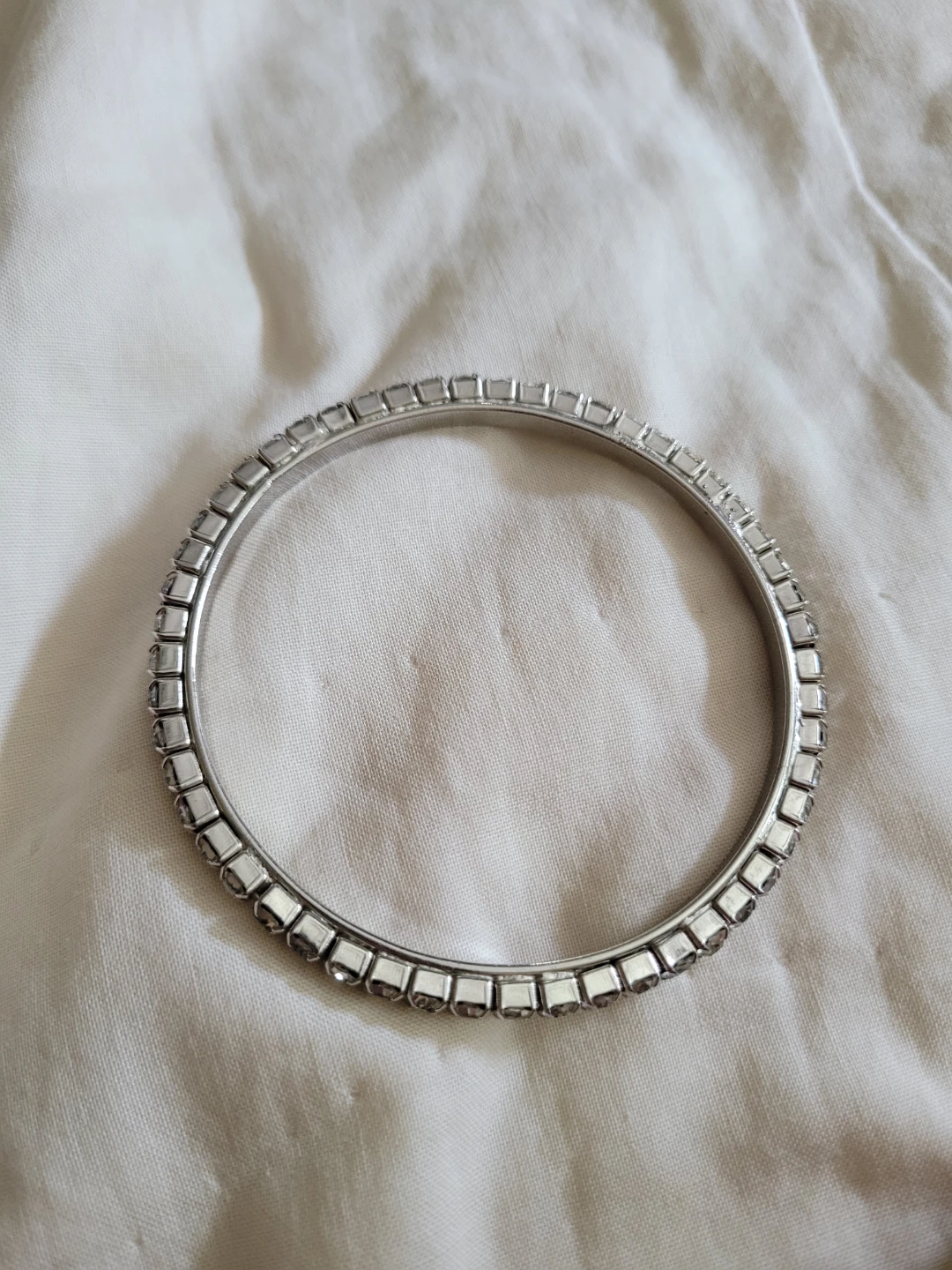 Silver-Tone Rhinestone Bangle Brac🏈elet