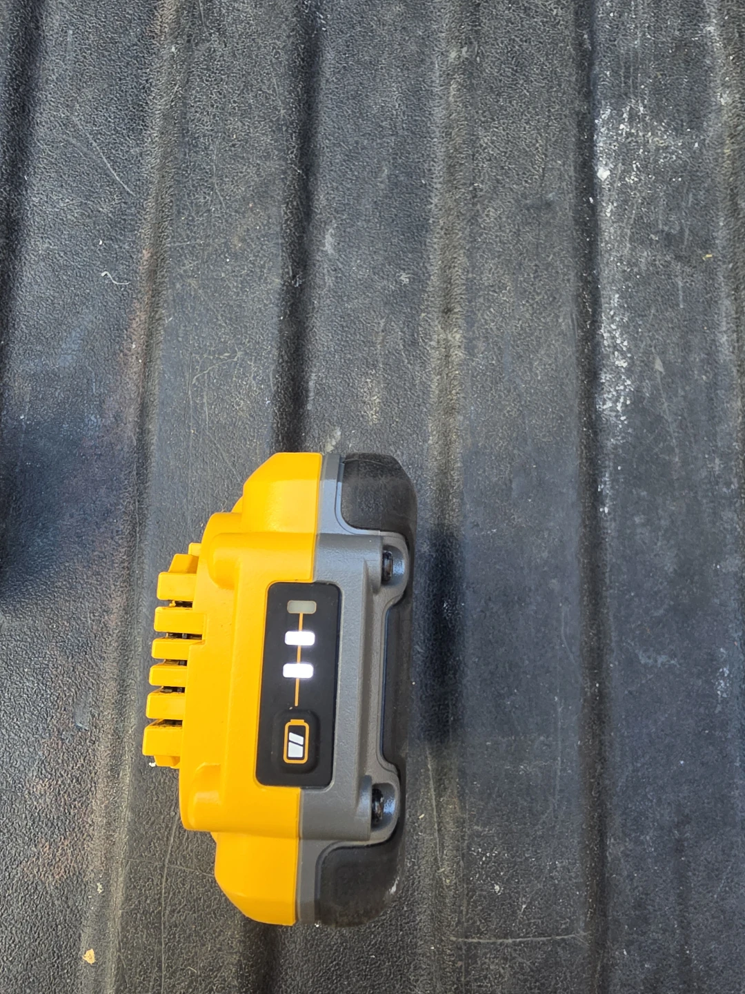 DEWALT DCB2104 20V MAX XR 4Ah Battery Pack - photo 3