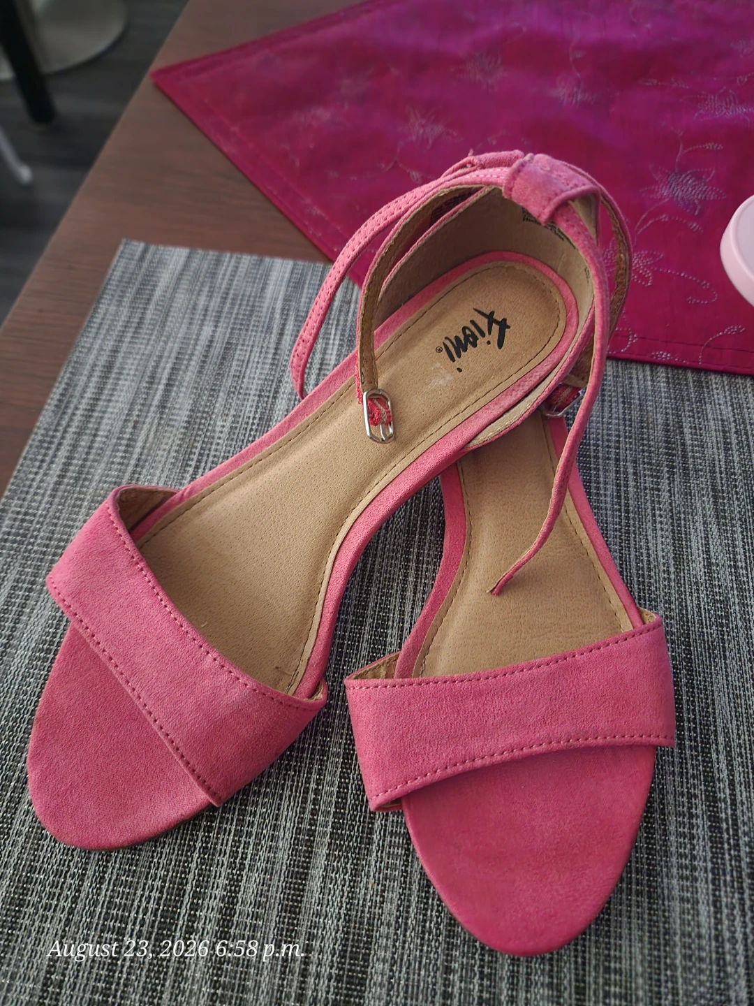Fioni pink ankle strap sandals size 5W