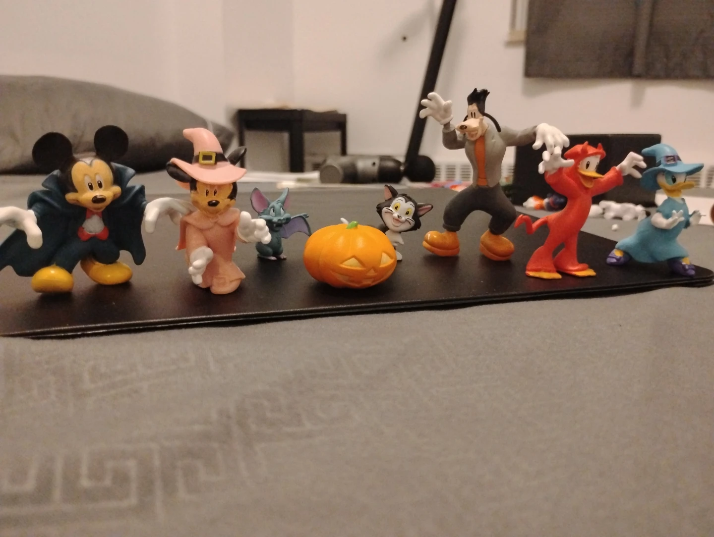 Disney and Miscellaneous Character Figurines - photo 4