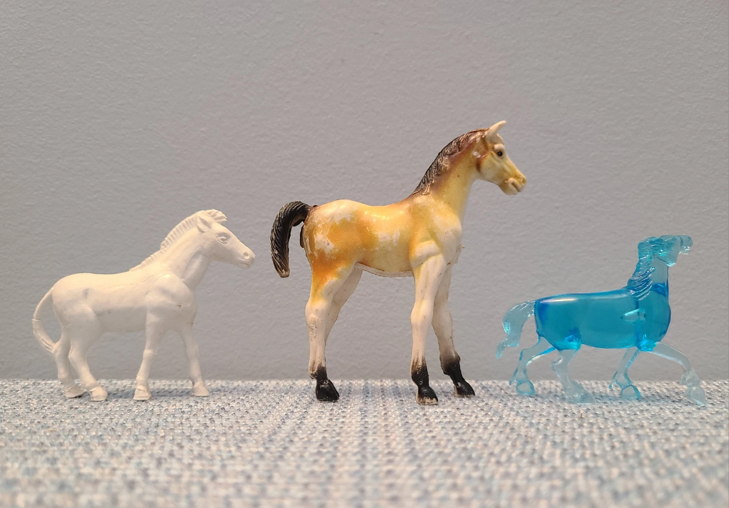 SIX Toy Horse Figures - photo 3