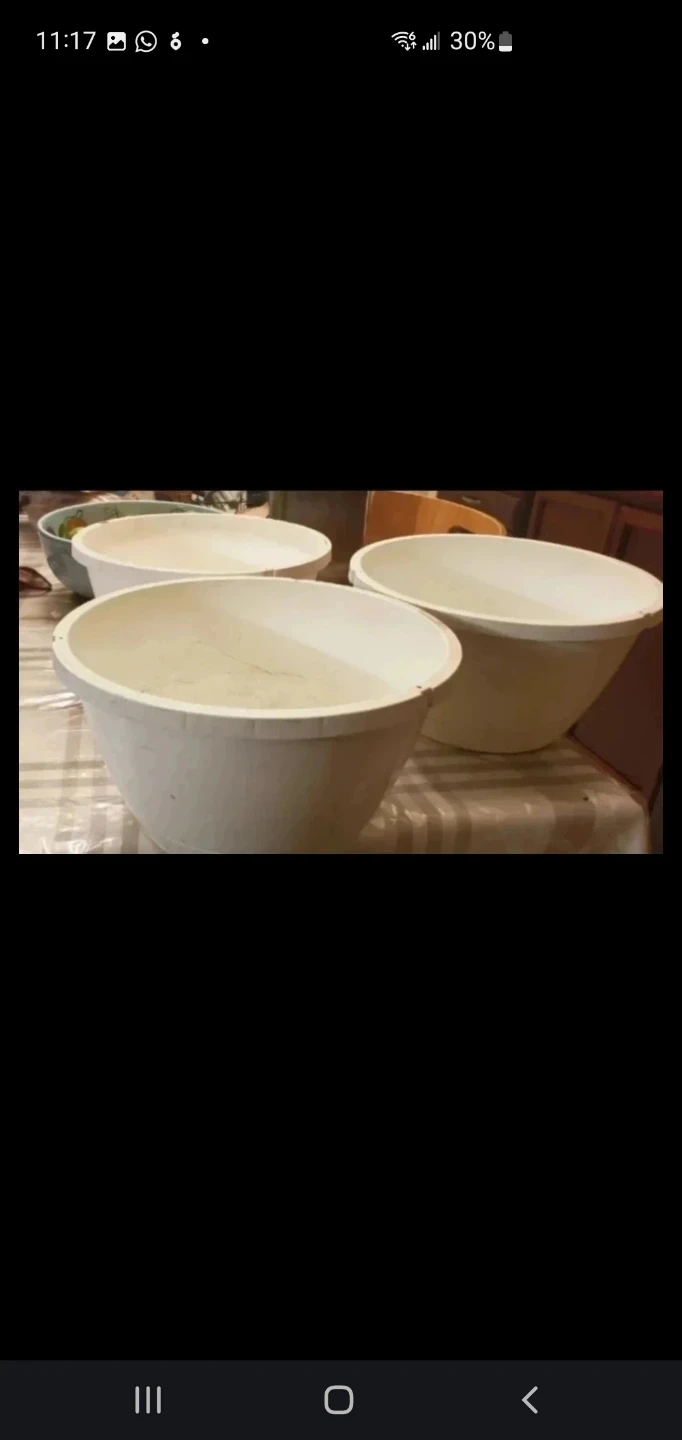 Set of three White Plastic planters🏈🏈🏈