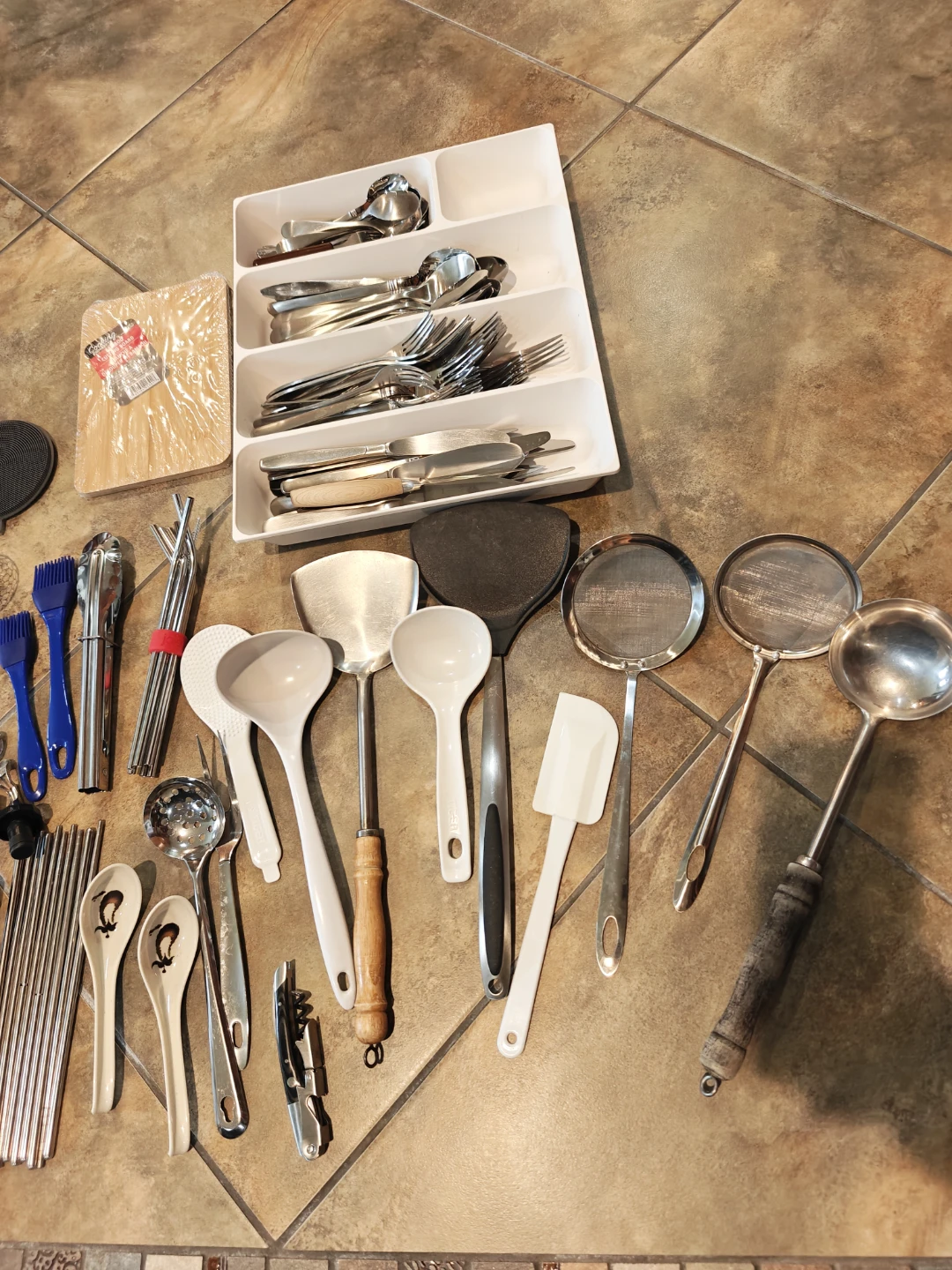Large Kitchen Utensil & Cutlery Lot with Organizer Tray - photo 3