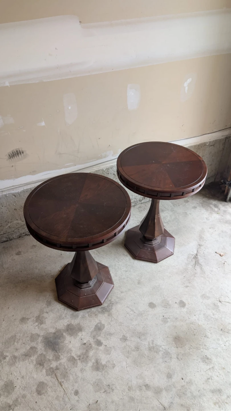 Gorgeous round wooden end tables (two) - photo 2