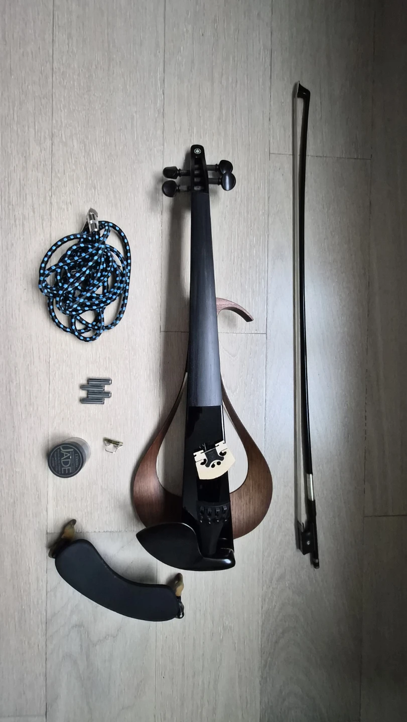 Yamaha Electric Violin + bow + accessories.