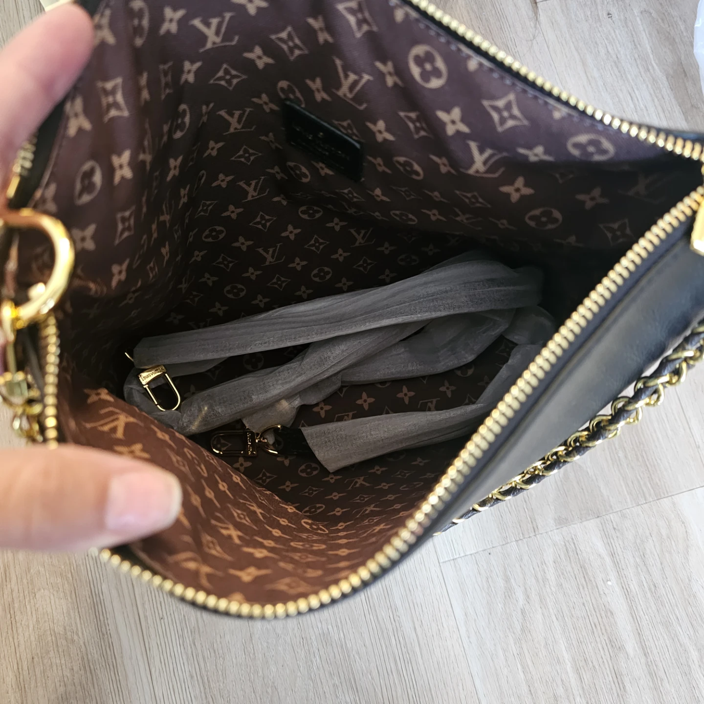 Louis Vuitton Black Leather Handbag - photo 2