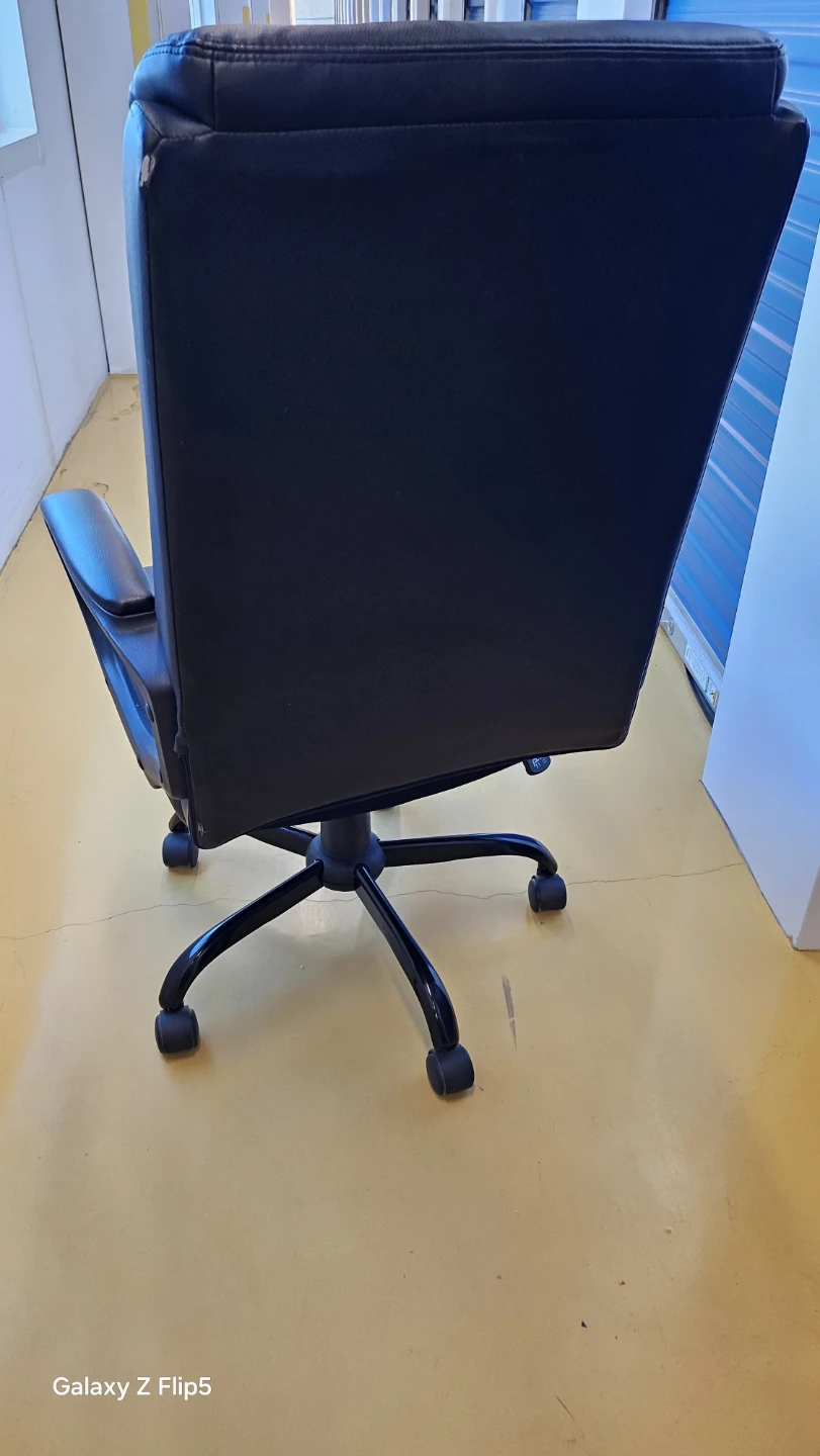 Black office chair available immediately. - photo 2