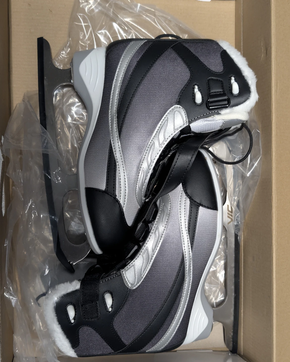 VIC Women's Recreational Ice Skates - Size 6