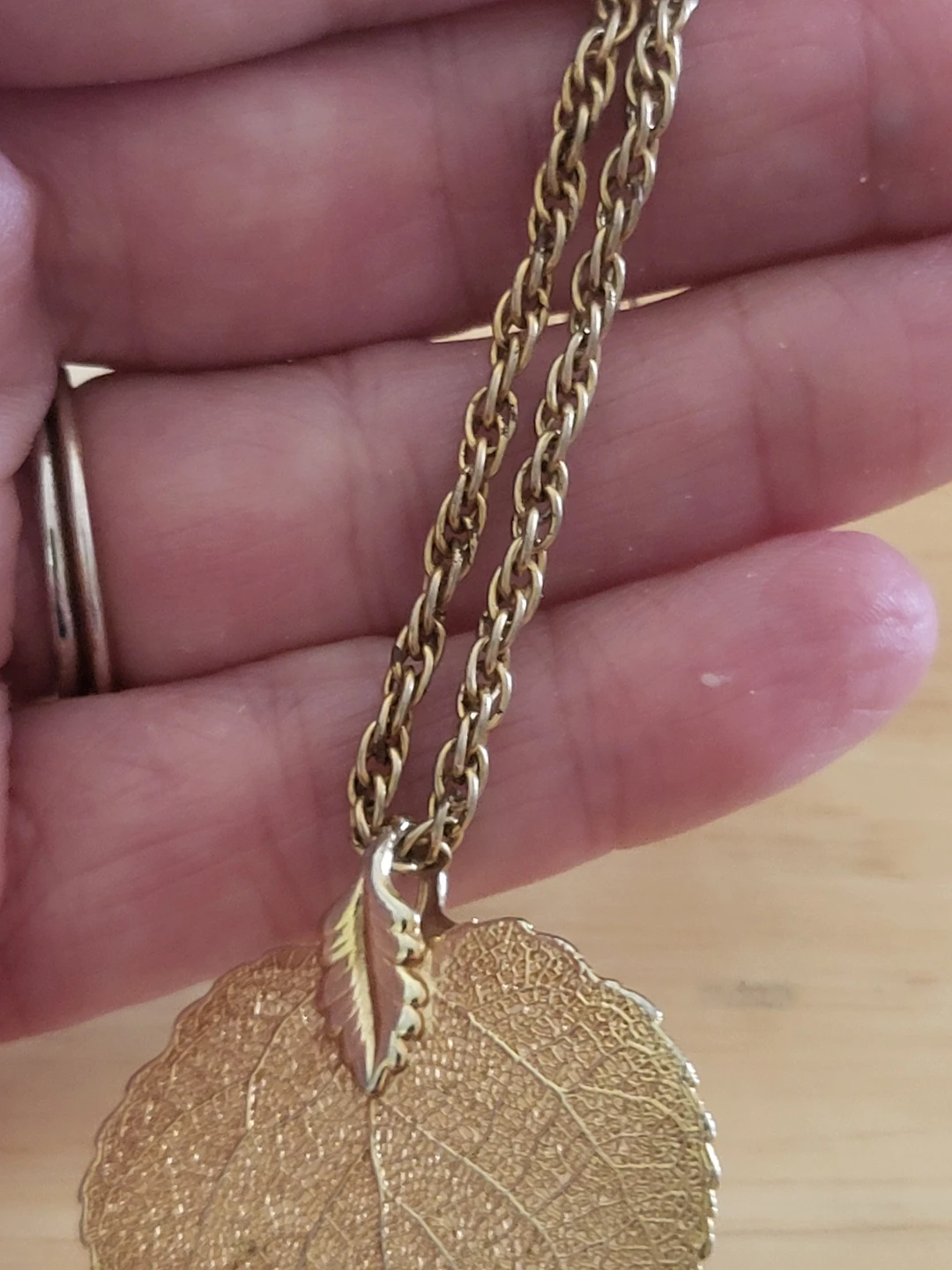 Gold-tone leaf pendant necklace - photo 3