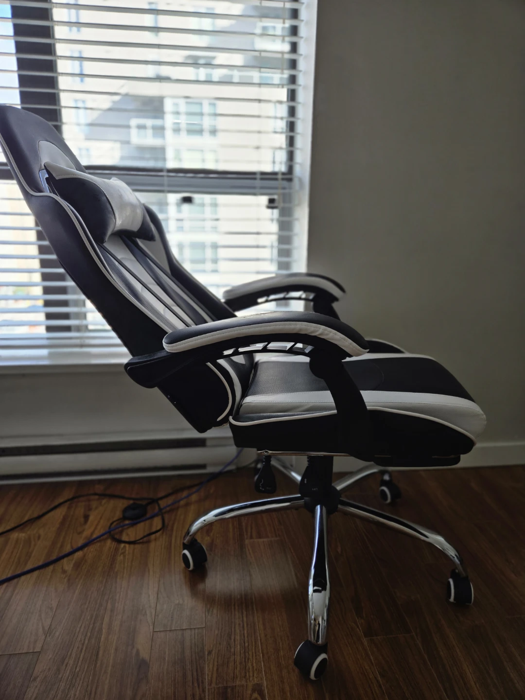 Yaheetech gaming chair with footrest - Pickup only - photo 2