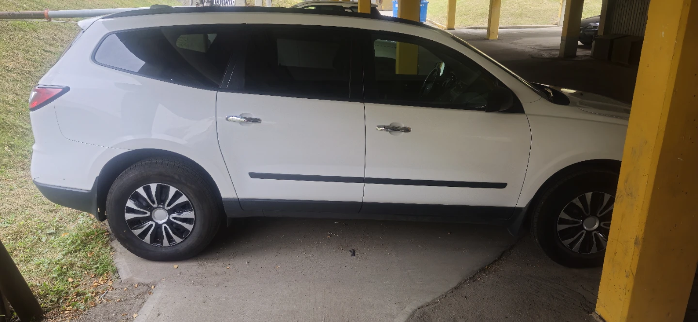 White Chevrolet Traverse SUV - photo 3