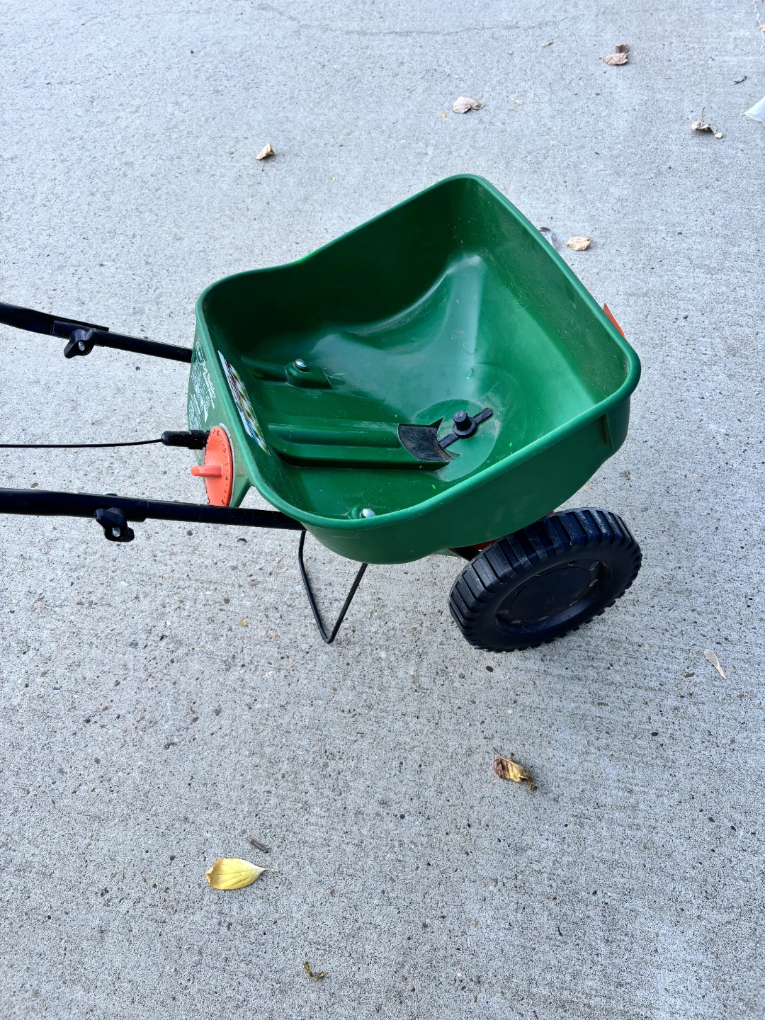 Scotts Turf Builder EdgeGuard Mini Spreader - photo 2