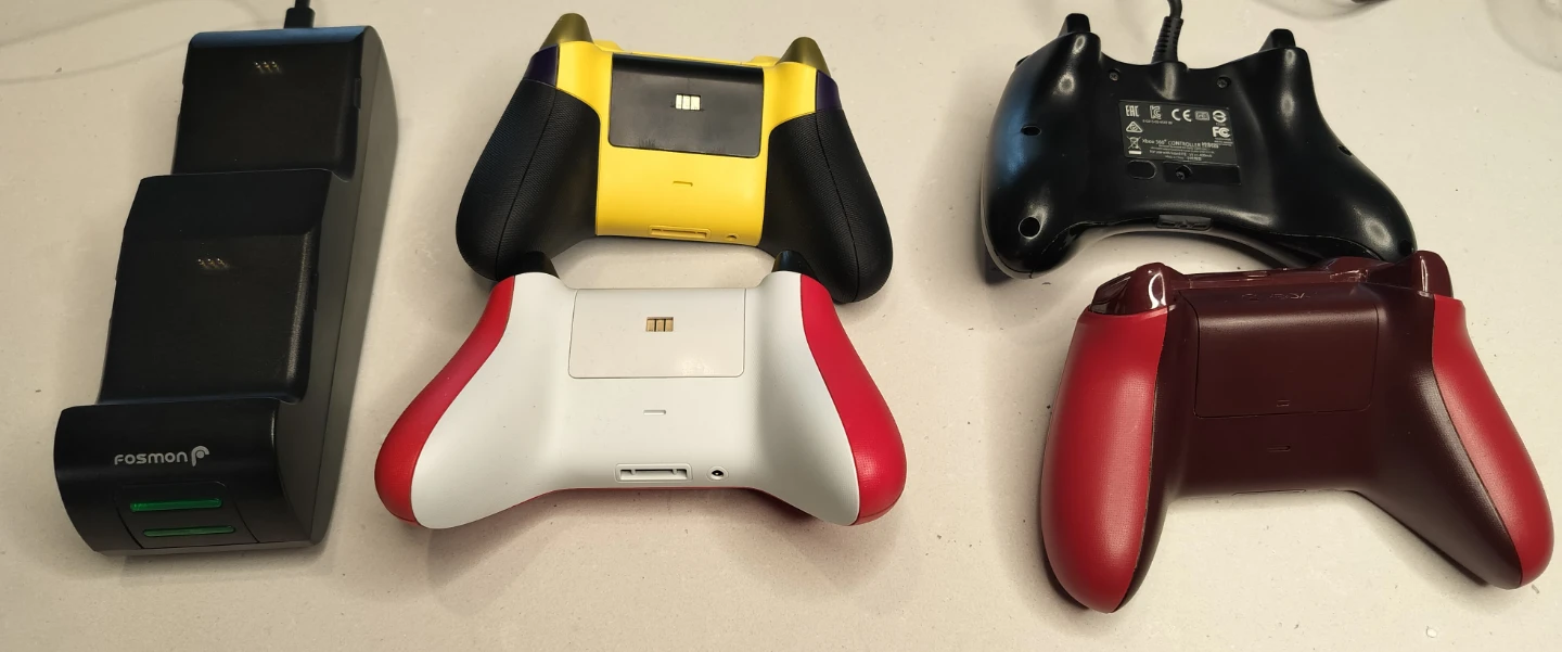 4 Xbox Controllers + Fosmon Charging Dock Bundle - photo 4
