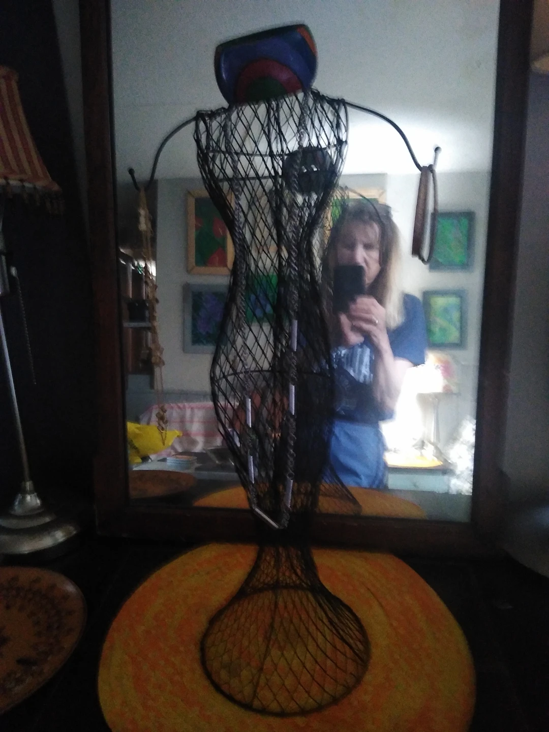 Sculpted wire lady jewelry stand - photo 3