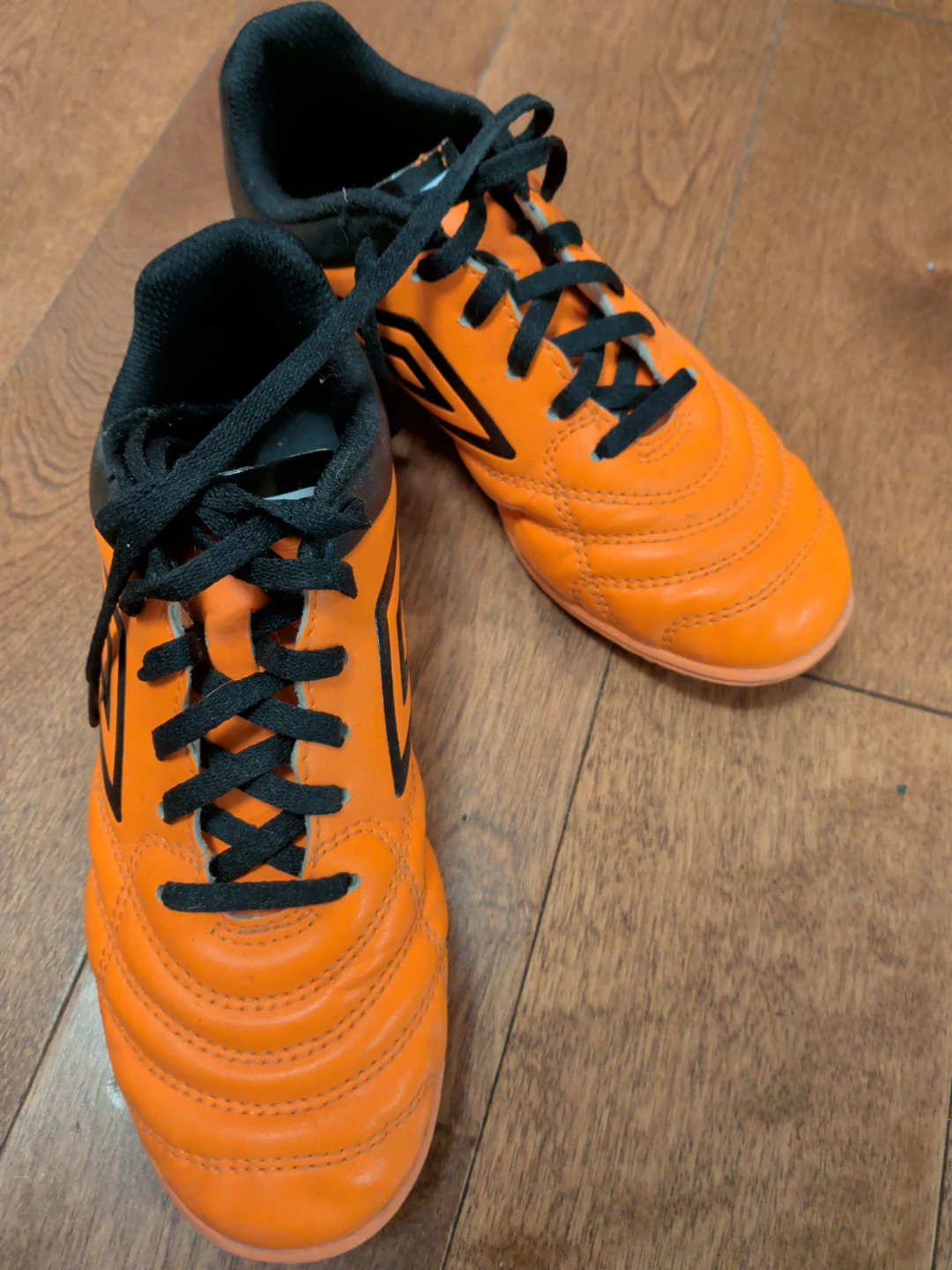 Kids Umbro indoor soccer shoes 🏈