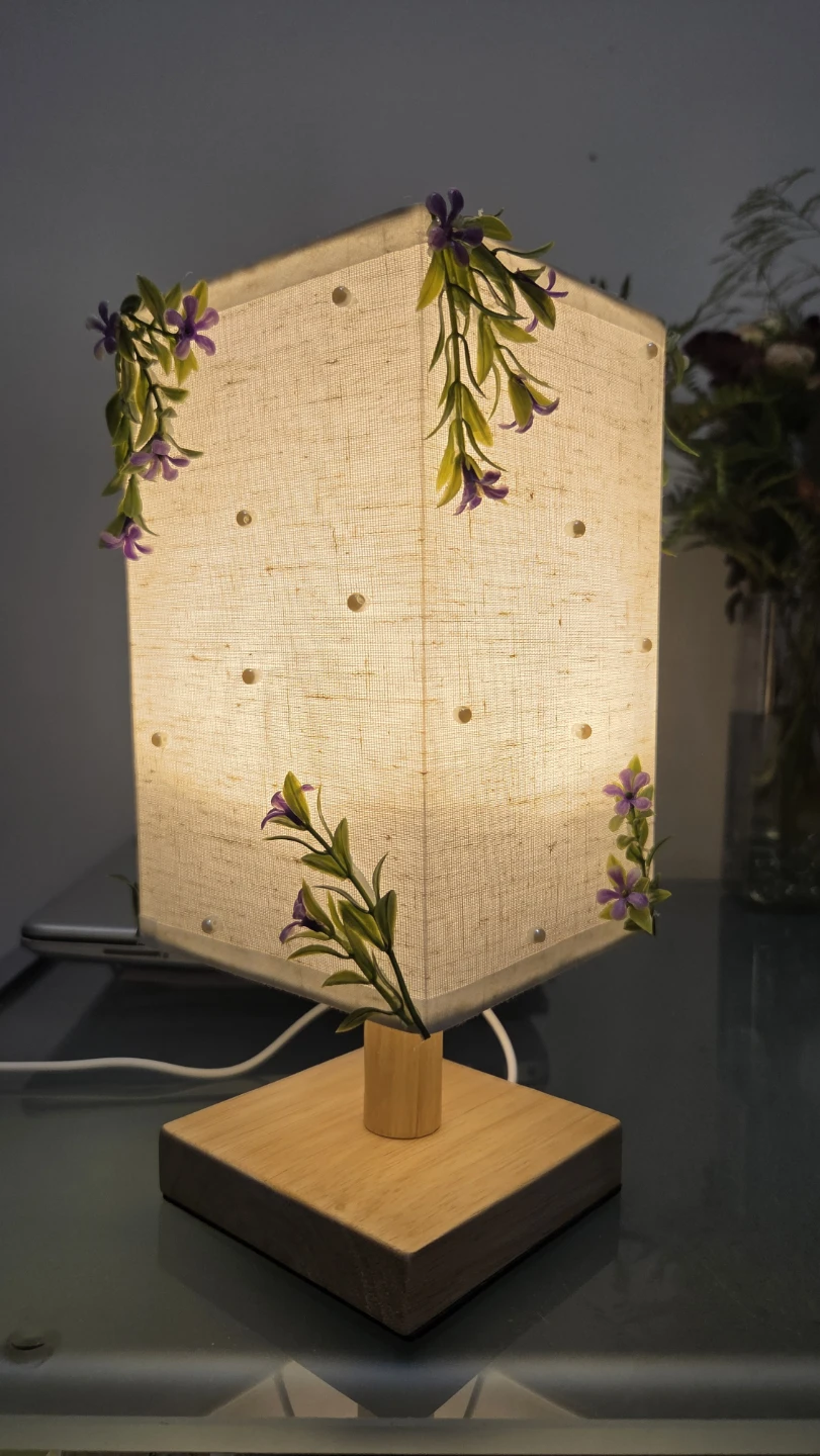 Decorative fabric table lamp