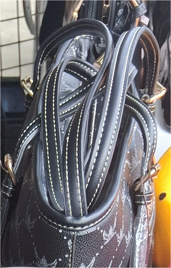 Trendy Kess black printed handbag