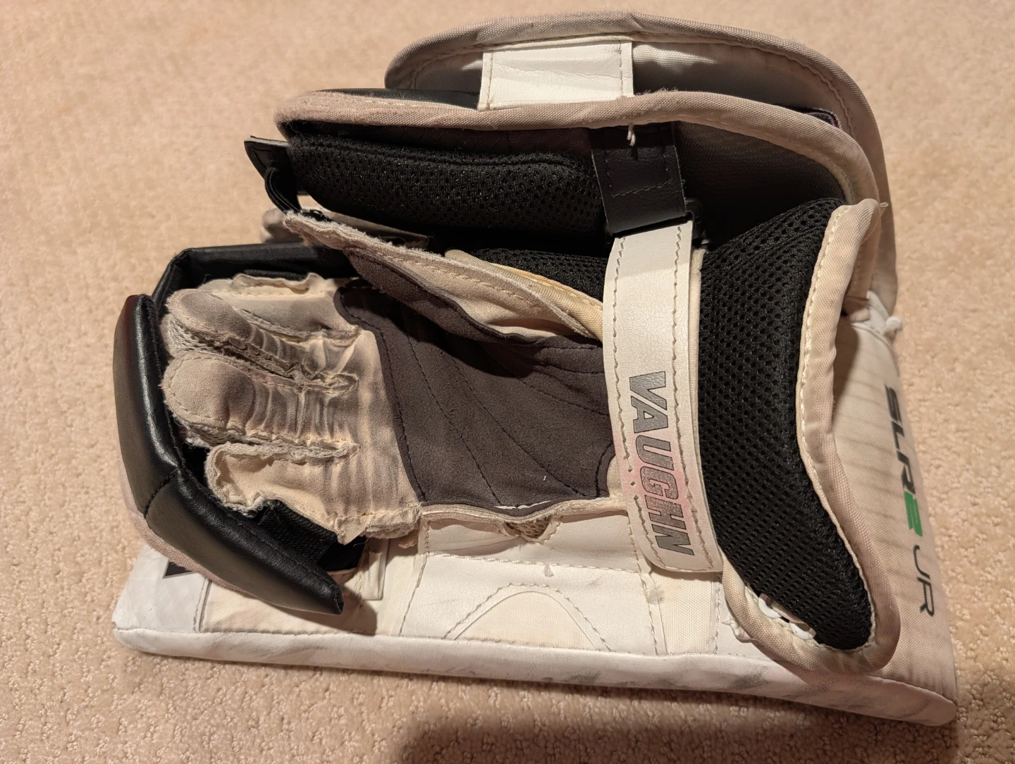 Vaughn SLR2 Junior Regular Hockey Goalie Glove and Blocker - photo 3