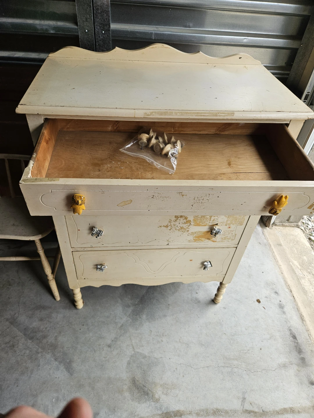 White Dresser with Decorative Knobs🏈 - photo 3