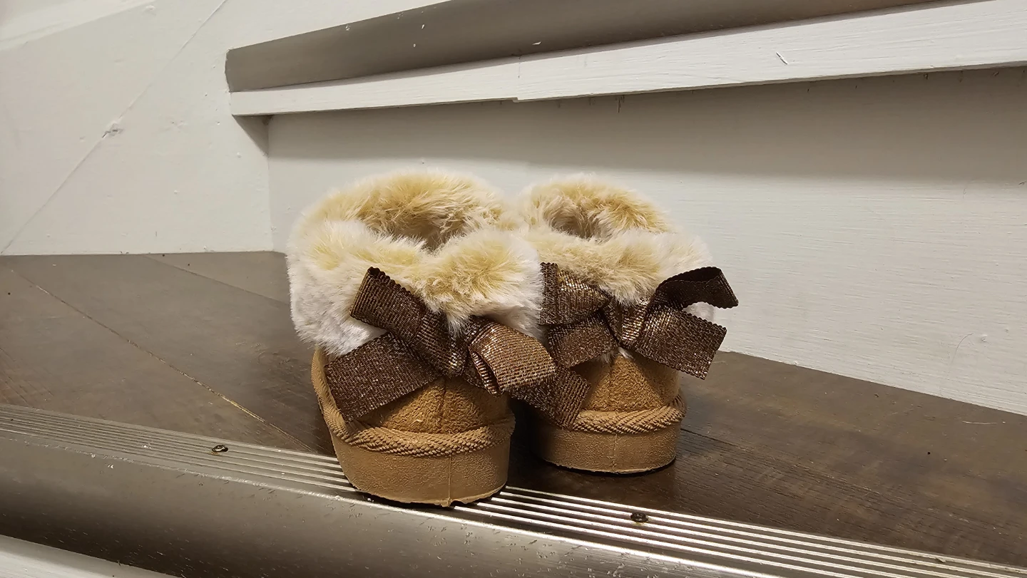 Kids UGG style faux fur lined faux suede boots - photo 2