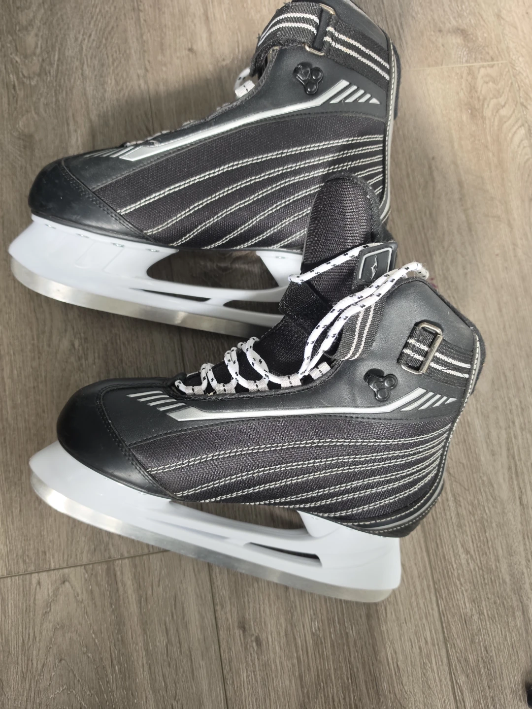 VIC Ice Skates