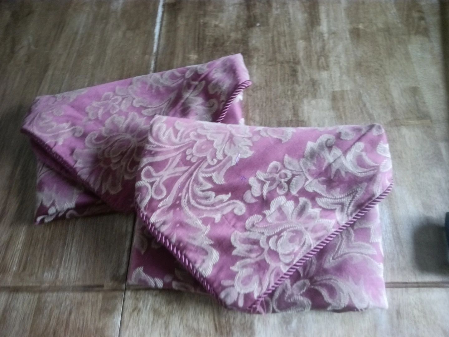 Damask Pattern Decorative Cushions 🏈