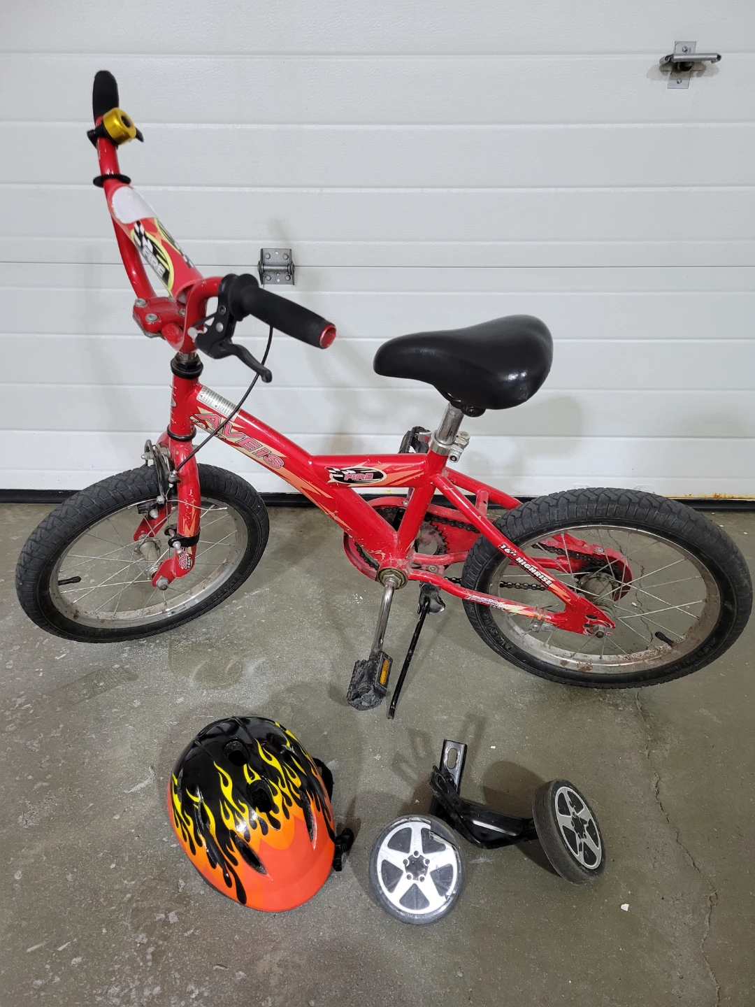 Aveis Fire 16-inch Children's Bike Helmet Training Wheels