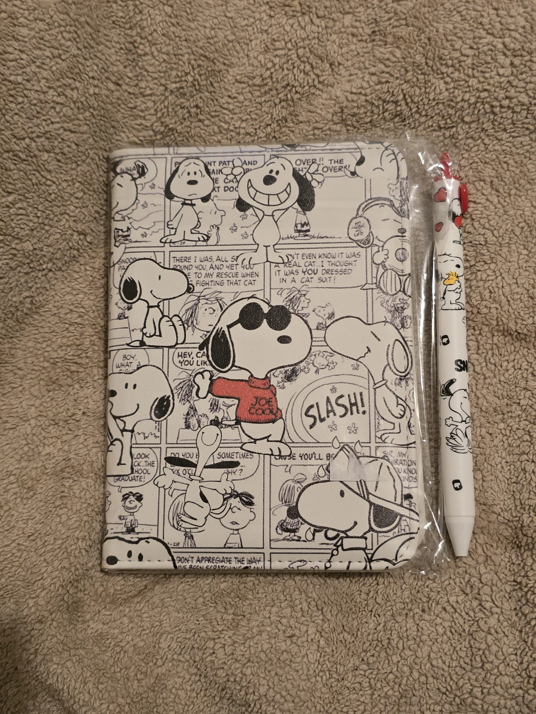 NEW Snoopy Comic Passport Holder and Pen Set