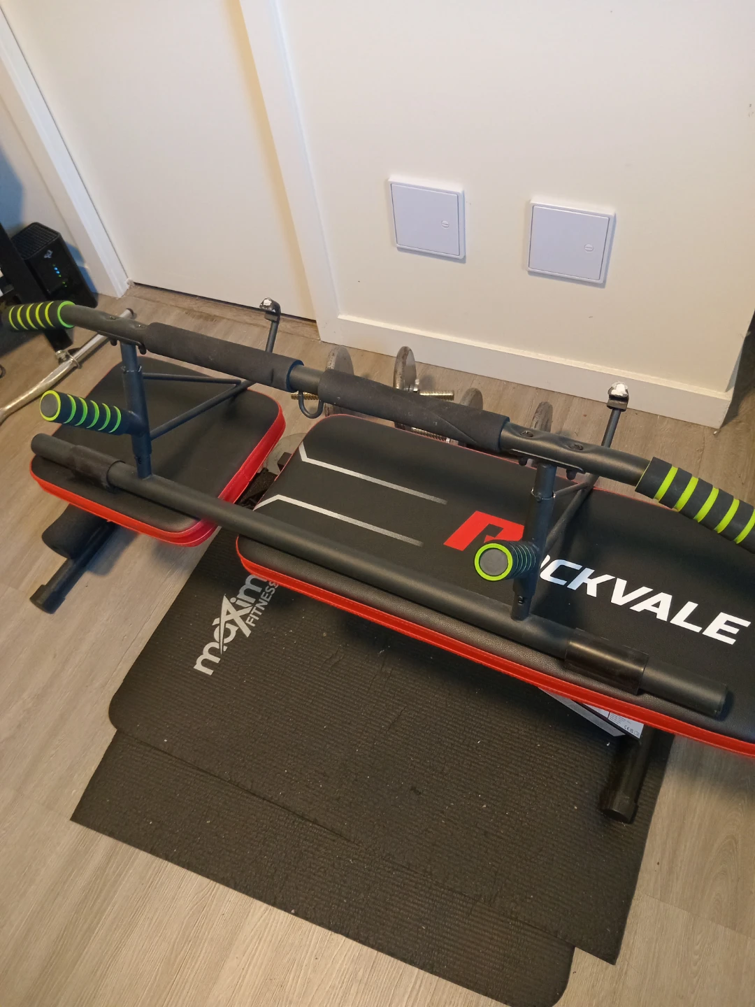 Doorframe pull up bar