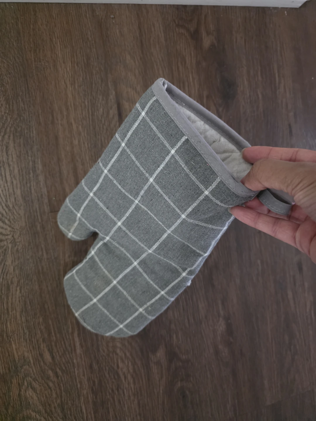 Grey Checkered Fabric Oven Mitt - photo 2