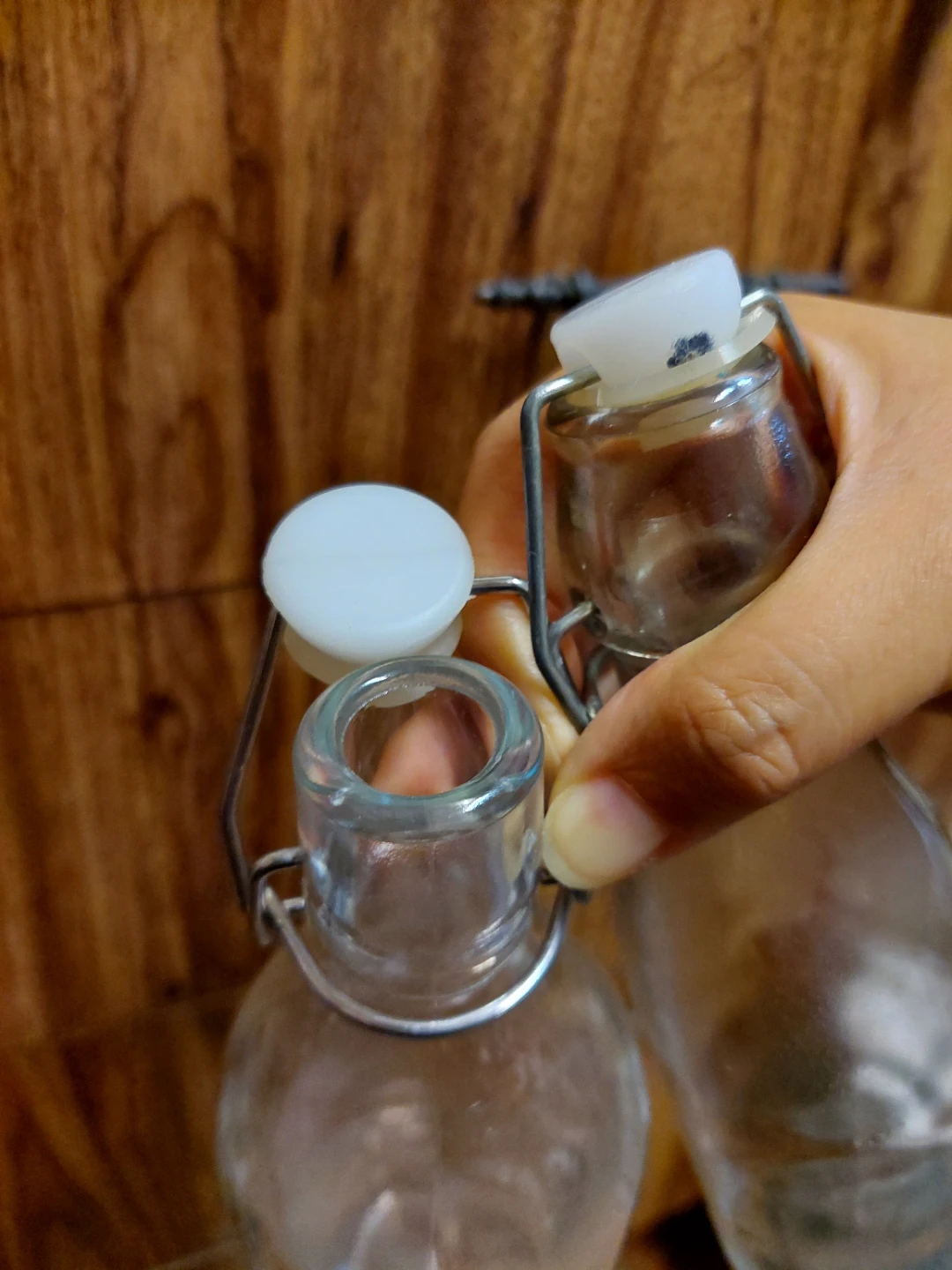 Two clear glass swing-top bottles 🏈 - photo 2